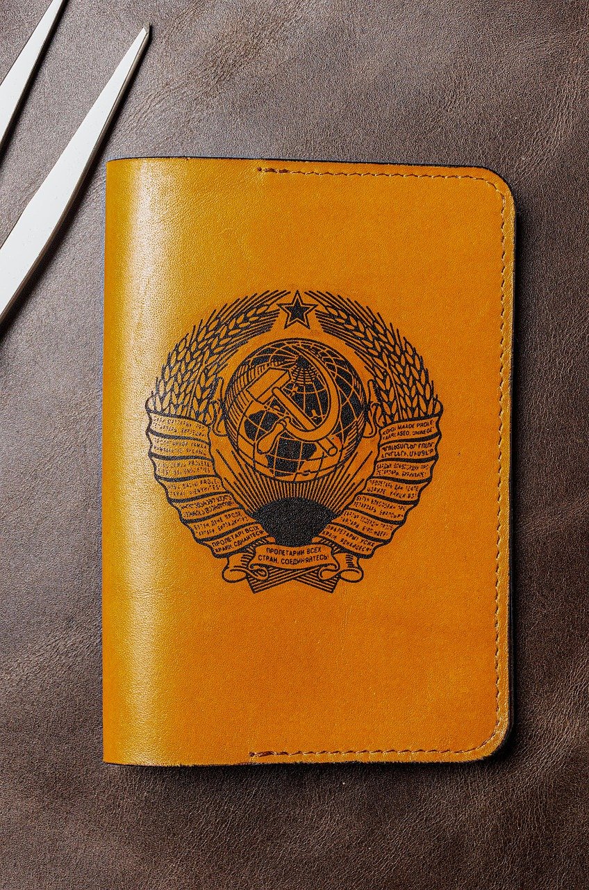 Home leather passport holder, leatherworking, leathercraft, leather crafting, passport holder, passport cover